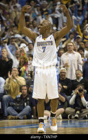 Denver Nuggets Aufbauspieler Chauncey Billups feiert seine 36 Punkte gegen die New Orleans Hornets im vierten Quartal in Spiel eins Ihrer öffnung, die Serie auf dem Pepsi Center in Denver am 19. April 2009. Billups schlug acht 3-Punkt Aufnahmen als Denver beat New Orleans 113-84. (UPI Foto/Gary C. Caskey) Stockfoto