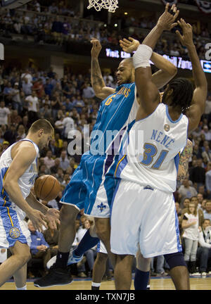 Denver Nuggets, Linas Kleiza (L) Streifen die Kugel weg von New Orleans Hornets Zentrum Tyson Chandler im zweiten Quartal in Spiel zwei Ihrer öffnung, die Serie auf dem Pepsi Center in Denver am 22. April 2009. Nuggets Nene verteidigt Krämer auf der rechten Seite. (UPI Foto/Gary C. Caskey) Stockfoto