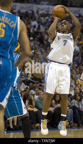 Denver Nuggets Aufbauspieler Chauncey Billups Kerben zwei seiner 31 Punkte gegen die New Orleans Hornets in der zweiten Hälfte in Spiel zwei Ihrer öffnung, die Serie auf dem Pepsi Center in Denver am 22. April 2009. Denver nimmt eine Reihe 2-0 mit einem 108-93 über New Orleans gewinnen. (UPI Foto/Gary C. Caskey) Stockfoto