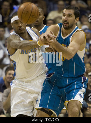 Denver Nuggets, Carmelo Anthony (15) bricht oben einen Pass für den New Orleans Hornets Peja Stojakovic in der zweiten Hälfte in Spiel zwei Ihrer öffnung, die Serie auf dem Pepsi Center in Denver am 22. April 2009. Denver nimmt eine Reihe 2-0 mit einem 108-93 über New Orleans gewinnen. (UPI Foto/Gary C. Caskey) Stockfoto