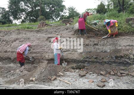 Kathmandu, etwa 45 nepalesischen Newari Frauen von Bhaktapur sind in der Rekonstruktion der historischen Ranipokhari Teich beteiligt. 25 Apr, 2015. Weibliche Arbeitnehmer sind an der Rekonstruktion der historischen Ranipokhari Teich in Kathmandu, Nepal, Juni 24, 2019 gesehen. Über 45 nepalesischen Newari Frauen von Bhaktapur sind in der Rekonstruktion der historischen Ranipokhari Teich, der im 17. Jahrhundert gebaut wurde und bei der massiven Erdbeben am 25. April 2015 beschädigte beteiligt. Credit: Sunil Sharma/Xinhua/Alamy leben Nachrichten Stockfoto