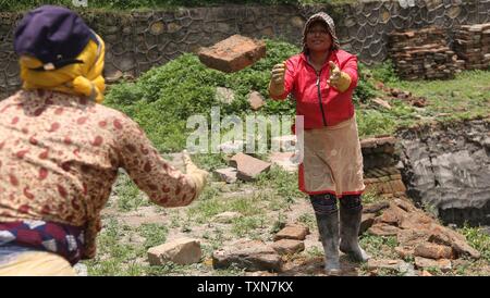 Kathmandu, etwa 45 nepalesischen Newari Frauen von Bhaktapur sind in der Rekonstruktion der historischen Ranipokhari Teich beteiligt. 25 Apr, 2015. Weibliche Arbeitnehmer vermitteln Backsteine bei der Rekonstruktion der historischen Ranipokhari Teich in Kathmandu, Nepal, 24. Juni 2019. Über 45 nepalesischen Newari Frauen von Bhaktapur sind in der Rekonstruktion der historischen Ranipokhari Teich, der im 17. Jahrhundert gebaut wurde und bei der massiven Erdbeben am 25. April 2015 beschädigte beteiligt. Credit: Sunil Sharma/Xinhua/Alamy leben Nachrichten Stockfoto