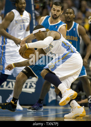 Denver Nuggets Carmelo Anthony weiterleiten (vorne) Laufwerke an den Korb gegen die New Orleans Hornets forward Peja Stojakovic im ersten Quartal während des Spiels fünf ihrer ersten Runde Serie bei der Pepsi Center in Denver am 29. April 2009. (UPI Foto/Gary C. Caskey) Stockfoto