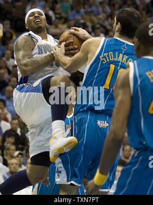 Denver Nuggets Carmelo Anthony nach vorn (L) zieht ein Foul von New Orleans Hornets forward Peja Stojakovic in der zweiten Hälfte beim Spiel fünf ihrer ersten Runde Serie bei der Pepsi Center in Denver am 29. April 2009. Anthony erzielte 34 Punkte, die alle scorers als Denver Niederlagen New Orleans 107-86 um die Serie 4-1. (UPI Foto/Gary C. Caskey) Stockfoto