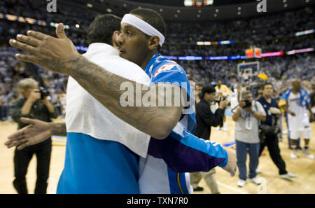 Denver Nuggets Carmelo Anthony vorwärts (R) Umarmungen New Orleans Hornets forward Peja Stojakovic nach Spiel fünf ihrer ersten Runde Serie bei der Pepsi Center in Denver am 29. April 2009. Anthony führte alle scorers mit 34 Punkten als Denver Niederlagen New Orleans 107-86 um die Serie 4-1. (UPI Foto/Gary C. Caskey) Stockfoto