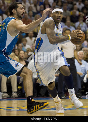 Denver Nuggets Carmelo Anthony vorwärts (R) an der New Orleans Hornets Peja Stojakovich in der zweiten Hälfte beim Spiel fünf ihrer ersten Runde Serie bei der Pepsi Center in Denver am 29. April 2009. Denver Niederlagen New Orleans 107-86 um die Serie 4-1. (UPI Foto/Gary C. Caskey) Stockfoto