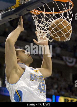 Denver Nuggets, Linas Kleiza dunks gegen die Dallas Mavericks im zweiten Quartal in Spiel zwei der Western Conference zweite runde Endspiel Serie im Pepsi Center in Denver am 3. Mai 2009. Denver führt die Serie 1-0. (UPI Foto/Gary C. Caskey) Stockfoto