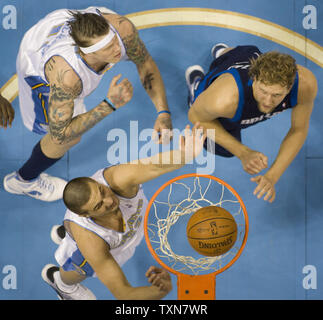 Denver Nuggets, Linas Kleiza (unten links) Dunks gegen Dallas Mavericks, Dirk Nowitzki (R) mit Nuggets Chris Andersen gerade in der ersten Hälfte des Spiel zwei der Western Conference zweite runde Endspiel Serie im Pepsi Center in Denver am 3. Mai 2009. Denver beats Dallas 117-105 ein 2-0 in der Reihe zu nehmen. (UPI Foto/Gary C. Caskey) Stockfoto