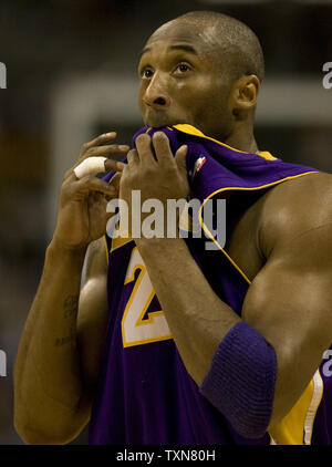 Los Angeles Lakers guard Kobe Bryant wartet auf einen freien gegen die Denver Nuggets im ersten Quartal Spiel drei der Western Conference Finals bei der Pepsi Center in Denver am 23. Mai 2009 werfen. Bryant erzielte 41 Punkte führenden Los Angeles über Denver 103-97. (UPI Foto/Gary C. Caskey) Stockfoto