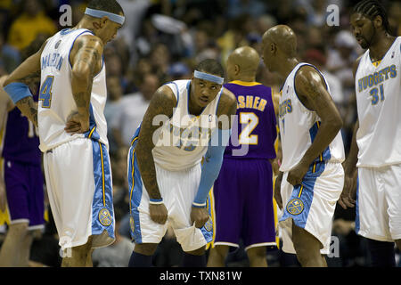 Denver Nuggets Carmelo Anthony nach vorne (C) fordert seine Mannschaftskameraden (L-R) Kenyon Martin, Chauncey Billups, und Nene zu einem Team Unordnung im vierten Quartal gegen die Los Angeles Lakers in Spiel vier der Western Conference Finals bei der Pepsi Center in Denver am 25. Mai 2009. Denver bindet die Serie 2-2 schlagen Los Angeles 120-101. (UPI Foto/Gary C. Caskey) Stockfoto