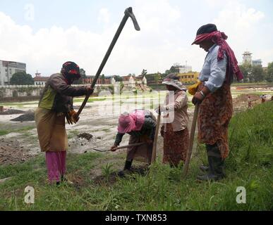 Kathmandu, etwa 45 nepalesischen Newari Frauen von Bhaktapur sind in der Rekonstruktion der historischen Ranipokhari Teich beteiligt. 25 Apr, 2015. Weibliche Arbeitnehmer sind an der Rekonstruktion der historischen Ranipokhari Teich in Kathmandu, Nepal, Juni 24, 2019 gesehen. Über 45 nepalesischen Newari Frauen von Bhaktapur sind in der Rekonstruktion der historischen Ranipokhari Teich, der im 17. Jahrhundert gebaut wurde und bei der massiven Erdbeben am 25. April 2015 beschädigte beteiligt. Credit: Sunil Sharma/Xinhua/Alamy leben Nachrichten Stockfoto