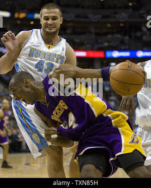 Los Angeles Lakers guard Kobe Bryant Antriebe gegen Denver Nuggets, Linas Kleiza (43) in der zweiten Hälfte beim Spiel sechs der Western Conference Finals bei der Pepsi Center in Denver am 29. Mai. 2009. Los Angeles Vorschüsse an die NBA Endrunden mit einem 119-92 Rout von Denver nach der Serie 4-2 gewinnen. (UPI Foto/Gary C. Caskey) Stockfoto