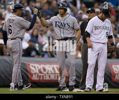 Tampa Bay Rays rechter Feldspieler Gabe Kapler (C) erhält Glückwünsche von Third Base Coach Tom Foley nach zwei - drei gegen die Colorado Rockies im zweiten Inning bei einem interleague Spiel bei Coors Field in Denver am 16. Juni. 2009. Rockies dritter Basisspieler Ian Stewart geht weg vom Feiern Duo. Tampa Bay riss Colorado's elf Spielgewinnstreifen mit 12-4 gewinnen. (UPI Foto/Gary C. Caskey) Stockfoto