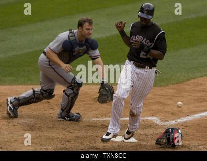 Colorado Rockies Mittelfeldspieler Dexter Fowler (R) Kerben gegen die Atlanta Braves catcher David Ross nach einem werfen Fehler durch Braves linken Feldspieler Garret Anderson im siebten Inning in Coors Field in Denver am 12. Juli. 2009. Colorado schlagen Atlanta 8-7. (UPI Foto/Gary C. Caskey) Stockfoto