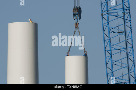 Ein einsamer Arbeiter stehen im unteren Bereich einer Windkraftanlage steel tower Uhren der Kran bedienen, wie es im zweiten Abschnitt des Turms der Kupplung, um die Höhe an das National Renewable Energy Laboratory (NREL) National Wind Technology Center in der Nähe von Boulder, Colorado bringt am 21. August 2009. Der Turm stand 262,5 Meter hoch vor dem Maschinenhaus, in dem sich die Windenergieanlage auf Spitze gesetzt. UPI/Gary C. Caskey Stockfoto