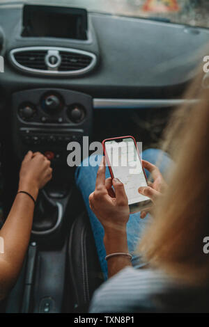 Freunde mit Smartphones im Auto Stockfoto