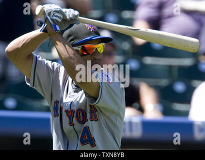 New York Mets shortstop Wilson Valdez erwärmt sich vor den Colorado Rockies at Coors Field in Denver am 3. September 2009. Colorado hält das Spiel führen in der Nationalen Liga wilde Karte Rennen. UPI/Gary C. Caskey... Stockfoto