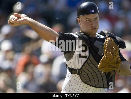 Colorado Rockies catcher Chris Iannetta throws out New York Mets Pitcher Pat Misch auf einem sacrafice bunt im fünften Inning bei Coors Field in Denver am 3. September 2009. Colorado hält das Spiel führen in der Nationalen Liga wilde Karte Rennen. UPI/Gary C. Caskey... Stockfoto