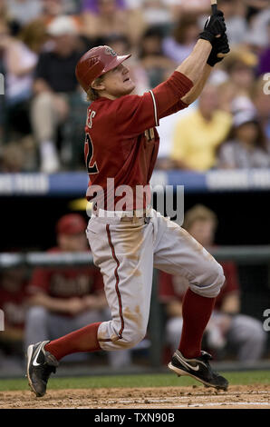 Arizona Diamondbacks linken Feldspieler Eric Byrnes, das zur Aufstellung zurück und war booed, jedes Mal, wenn er auf der Platte gegen die Colorado Rockies at Coors Field in Denver am 6. September 2009 kamen. Colorado beat Arizona 13-5 eine zwei Spielleitung in der nationalen Liga Wild Card Rennen zu nehmen. UPI/Gary C. Caskey Stockfoto