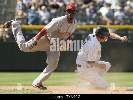 Cincinnati Reds zweiter Basisspieler Brandon Phillips (L) schließt ein doppeltes Spiel pass Colorado Rockies rechter Feldspieler Brad Hawpe während der at Coors Field in Denver am 10. September 2009. Colorado fegte Cincinnati 5-1 im Finale der Serie. UPI/Gary C. Caskey... Stockfoto