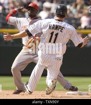 Cincinnati Reds zweiter Basisspieler Brandon Phillips (L) schließt ein doppeltes Spiel pass Colorado Rockies rechter Feldspieler Brad Hawpe während der at Coors Field in Denver am 10. September 2009. Colorado fegte Cincinnati 5-1 im Finale der Serie. UPI/Gary C. Caskey... Stockfoto