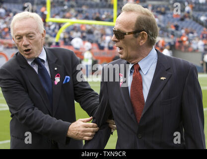 Dallas Cowboys besitzer Jerry Jones (L) packt Denver Broncos Eigentümer Pat Bowlen in einem Interview melden Sie vor Ihrem Spiel bei Invesco Field at Mile High in Denver am 4. Oktober 2009. UPI/Gary C. Caskey... Stockfoto