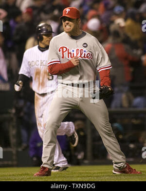 Philadelphia Phillies näher Brad Lidge (R) feiert den Sieg über die Colorado Rockies mit Rockies Carlos Gonzalez läuft im Hintergrund, während Sie im Spiel drei der Nationalen Liga GG-Reihe bei Coors Field in Denver am 11. Oktober 2009. Philadelphia Schlag Kolorado 6-5 eine 2-1 Führung in der Best of Five Serie. UPI/Gary C. Caskey... Stockfoto