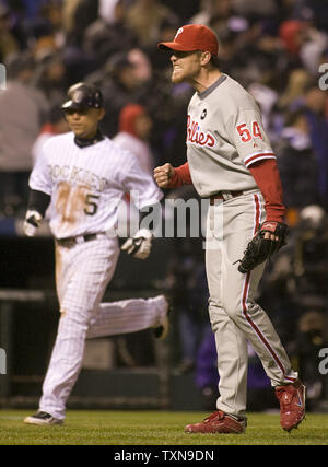 Philadelphia Phillies näher Brad Lidge (54) feiert seinen Speichern gegen die Colorado Rockies als Rockies Carlos Gonzalez im Hintergrund, während Sie im Spiel drei der National League Division Series läuft bei Coors Field in Denver am 11. Oktober 2009. Philadelphia Schlag Kolorado 6-5 eine 2-1 Führung in der Best of Five Serie. UPI/Gary C. Caskey... Stockfoto