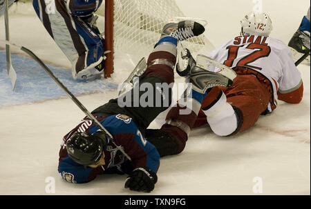 Colorado Avalanche defenseman Kyle Quincey (L) reisen, Carolina Hurricanes center Eric Staal in der Nähe der Lawine net während der ersten Zeit bei der Pepsi Center in Denver am 23. Oktober 2009. Colorado führt die Western Conference und der Northwest Division mit 14 Punkten. UPI/Gary C. Caskey... Stockfoto