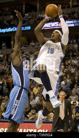 Denver Nuggets, Carmelo Anthony (15) schießt über Utah Jazz, Ronnie Brewer während der ersten Hälfte bei der Pepsi Center in Denver am 28. Oktober 2009. UPI/Gary C. Caskey... Stockfoto