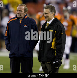 Denver Broncos Eigentümer Pat Bowlen (L) und Pittsburgh Steelers Präsident Arthur Rooney II watch Warm ups bei Invesco Field at Mile High in Denver am 9. November 2009. UPI/Gary C. Caskey... Stockfoto