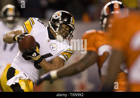 Pittsburgh Steelers split end Hines Ward Kerben die etwaige Spiel-winning Touchdown auf einem 3 Yard pass gegen die Denver Broncos im dritten Quartal bei Invesco Field at Mile High in Denver am 9. November 2009. Pittsburgh (6-2) beat Denver (6-2) 28-10. UPI/Gary C. Caskey... Stockfoto