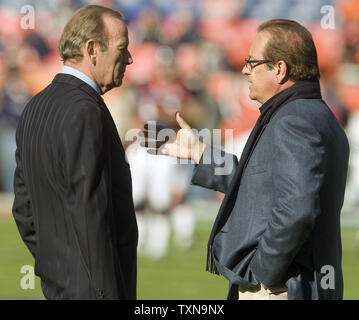 Milliardär und San Diego Chargers Majorität Inhaber Alex Spanos (R) Gespräche mit den Denver Broncos Eigentümer Pat Bowlen während der Vorwärmungen bei Invesco Field at Mile High in Denver am 22. November 2009. San Diego beat Denver 32-3 die AFC West Division führen von der Broncos zu nehmen. . UPI/Gary C. Caskey... Stockfoto