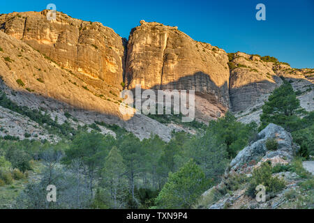 Felsen bei Sonnenaufgang über Barranc de Vall d'Uixo, im Parque Natural Dels Ports, Katalonien, Spanien Stockfoto