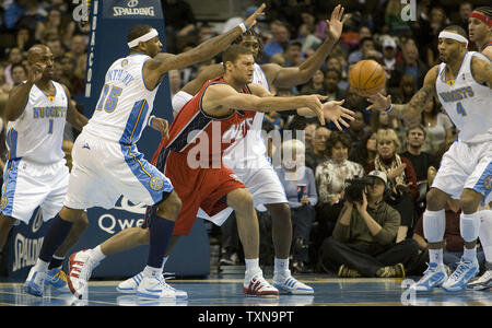 Die Denver Nuggets Verteidigung (L-R), Chauncey Billups, Carmelo Anthony, Nene, und Kenyon Martin Druck den Ball weg von New Jersey Nets Zentrum Bach Lopezn (C) im dritten Quartal bei der Pepsi Center in Denver am 24. November 2009. New Jersey ist die einzige winless Team in der NBA. UPI/Gary C. Caskey... Stockfoto