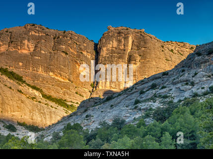 Felsen bei Sonnenaufgang über Barranc de Vall d'Uixo, im Parque Natural Dels Ports, Katalonien, Spanien Stockfoto