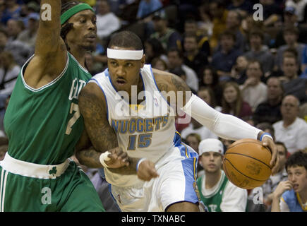 Denver Nuggets, Carmelo Anthony (15) an der Boston Celtics guard Marquis Daniels im ersten Quartal bei der Pepsi Center am 21. Februar 2010 in Denver. UPI/Gary C. Caskey Stockfoto