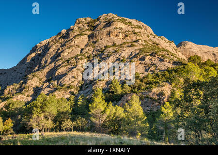 Felsvorsprüngen über Barranc de Vall d'Uixo, im Parque Natural Dels Ports, Katalonien, Spanien Stockfoto