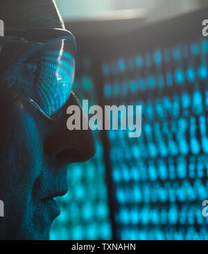 Cyber Security, Mann am Bildschirm des Computers, die von einem Virus infiziert wird, in der Nähe suchen Stockfoto