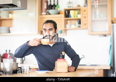 Junge Mann an der Theke trinken frischen Kaffee Stockfoto