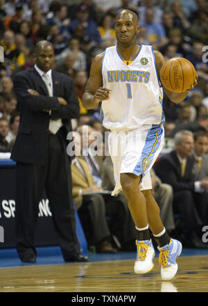 Denver Nuggets guard Chauncey Billups (1) bringt die Kugel downcourt Vergangenheit Portland Trail Blazers Head Coach Nate McMillan im ersten Quartal bei der Pepsi Center am 1. April 2010 in Denver. Beide Denver und Portland haben westlichen Konferenz Endspielpunkte klammerte. UPI/Gary C. Caskey Stockfoto