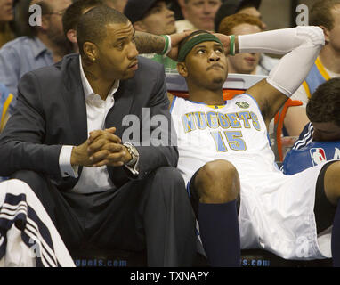 Denver Nuggets, Carmelo Anthony (15) sitzt auf der Bank nach der anderen offensive Foul gegen die Portland Trail Blazers in der zweiten Hälfte in der Pepsi Center am 1. April 2010 in Denver. Vorwärts verletzt Kenyon Martin sitzt neben. Denver beat Portland 109-92 wie Anthony 25 Punkte im Gewinn zählte. UPI/Gary C. Caskey Stockfoto