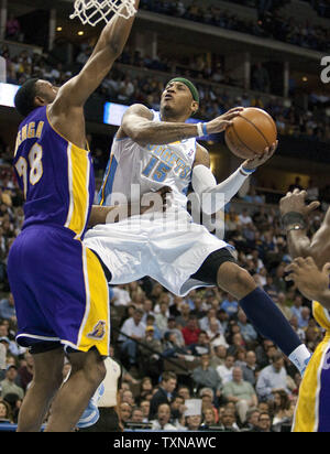 Denver Nuggets, Carmelo Anthony (15) Antriebe gegen Los Angeles Lakers DJ Mbenga im ersten Quartal bei der Pepsi Center am 8. April 2010 in Denver. Die Lakers derzeit führen die Western Conference. UPI/Gary C. Caskey Stockfoto