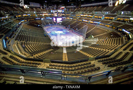 Colorado Avalanche multi media Arbeiter prüfen die Lawine Logo auf dem Eis vor dem letzten Heimspiel der regulären NHL Saison auf dem Pepsi Center in Denver am 10 April, 2010 projiziert. Die Lawine werden Spiele Host 3 und 4 während der ersten Runde der Playoffs gegen die Nummer eins gesetzte Team in der Western Conference, die San Jose Sharks. UPI Foto/Gary C. Caskey Stockfoto