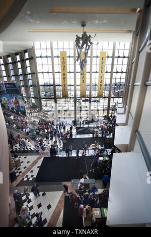 Spät Fans geben Sie das Atrium mit der Pepsi Center die Colorado Avalanche reguläre Saison Spiel gegen die Los Angeles Kings in Denver am 10. April 2010 zu besuchen. Die Lawine wird Gastgeber der Western Conference Nummer eins gesetzte Team, die San Jose Sharks in der ersten Runde der Playoffs. UPI Foto/Gary C. Caskey Stockfoto