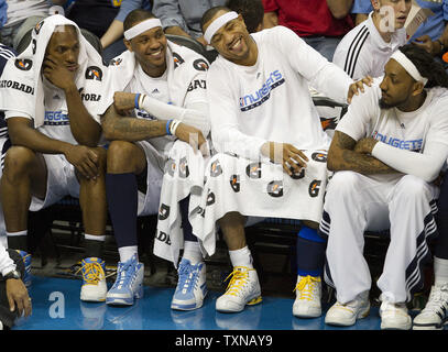 Denver Nuggets Vorspeisen (L-R), Chauncey Billups, Carmelo Anthony und Kenyon Martin genießen Sie im vierten Quartal gegen die Memphis Grizzlies auf der Bank sitzen bei der Pepsi Center in Denver am 12. April 2010 in Denver. Die Nuggets schlagen die Grizzlies 123-101. UPI/Gary C. Caskey Stockfoto