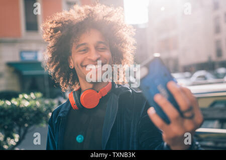 Junger Mann unter selfie in Stadt, Milano, Lombardei, Italien Stockfoto