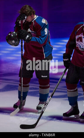 Colorado Avalanche anfängermitte Matt Duchene bereitet er sich auf den Beginn des Spiels sechs der NHL-Viertelfinale der Playoffs gegen die San Jose Sharks in der Pepsi Center am 24. April 2010 in Denver. San Jose führt Colorado 3-2 in der Serie. UPI/Gary C. Caskey Stockfoto