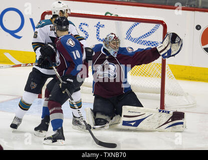 Colorado Avalanche goalie Craig Anderson (R) Macht ein Speichern als Lawine Kyle Cumiskey (10) und San Jose Sharks rechten Flügel Devin Setoguchi Look für den Rückstoß während der ersten Zeit in Spiel sechs der NHL playoffs Viertelfinale bei der Pepsi Center am 24. April 2010 in Denver. San Jose führt Colorado 3-2 in der Serie. UPI/Gary C. Caskey Stockfoto