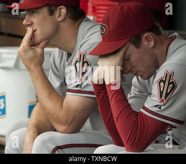 Arizona Diamondbacks infielder Rusty Ryal (R) und Reserve catcher John Hester sitzen im Dugout im ersten Inning gegen die Colorado Rockies at Coors Field in Denver am 25. Mai 2010 in Denver. UPI/Gary C. Caskey Stockfoto